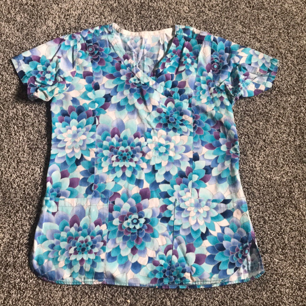 Scrub tops! - Picture 4 of 5